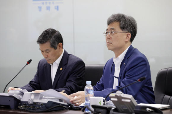 김현종 안보실 2차장이 2일 오전 청와대 국가위기관리센터에서 북한 발사체 관련 안보실장 주재로 열린  대응 회의에 참석해 상황판을 살펴보고 있다. 2019.8.2 청와대 제공.