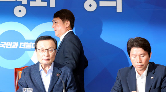 비상 대책 연석회의 참석하는 최재성