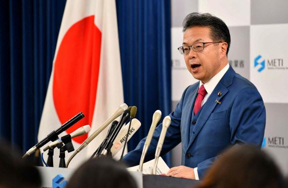 세코 히로시게 일본 경제산업상이 2일 도쿄에서 기자회견을 열고 한국을 ‘화이트리스트’에서 제외한다는 조치를 발표하고 있다. 도쿄 AFP 연합뉴스