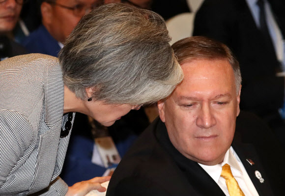 폼페이오와 대화하는 강경화