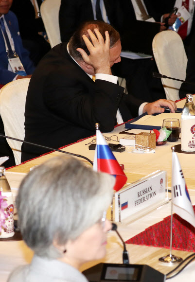 머리 만지는 폼페이오