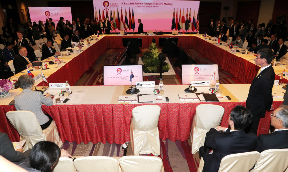 자리만큼이나 멀어진 한일관계