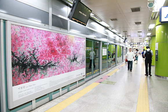 6호선 합정역 스크린도어에 미술 이미지가 전시돼 있다.