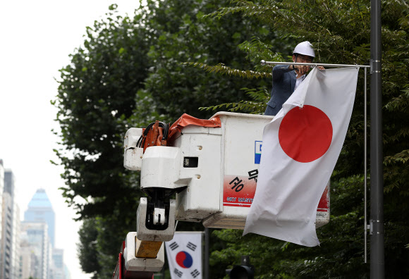 강남거리에 일장기 철거 중