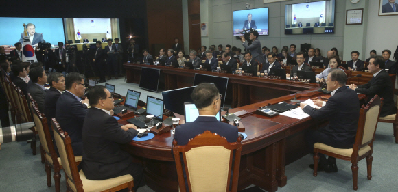 문재인 대통령이 2일 청와대 여민관에서 열린 일본의 백색국가 지정취소와 관련해 긴급 국무회의에서 모두발언하고 있다. 2019.8.2 도준석 기자 pado@seoul.co.kr