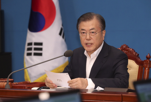 문재인 대통령이 2일 청와대 여민관에서 일본의 백색국가 지정취소 관련 긴급 국무회의를 주재하고 모두발언하고 있다. 2019.8.2 도준석 기자 pado@seoul.co.kr