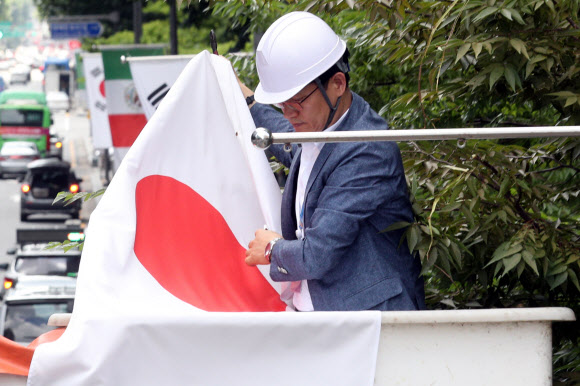 테헤란로에서 철거되는 일장기