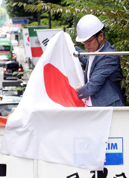 테헤란로에서 철거되는 일장기