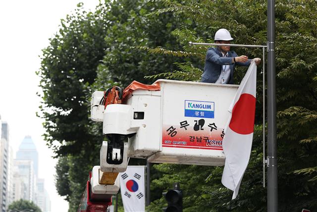 日 화이트리스트 조치...거리에 내려지는 일장기