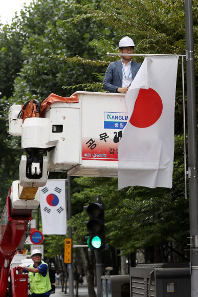일장기 철거하는 강남구 관계자