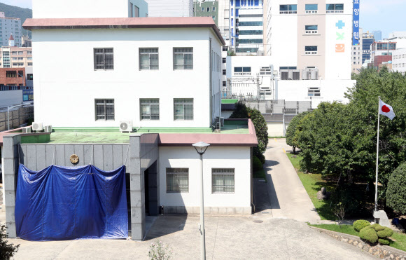 부산 일본영사관 현관에 설치된 파란색 천막