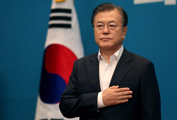 문재인 대통령이 2일 오후 청와대에서 일본의 추가 경제 보복 조치에 대한 대응 방안을 논의하기 위해 열린 임시 국무회의에서 국민의래하고있다. 이날 국무회의는 일본이 이날 오전 각의(국무회의)에서 한국을 ‘전략물자 수출심사 우대국’(화이트리스트?백색국가)에서 제외한 데 따른 조치다. 2019.8.2 도준석 기자 pado@seoul.co.kr