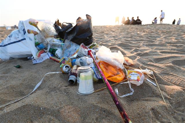 3일 오전 강원도 속초해수욕장 백사장이 전날 피서객들이 버린 쓰레기로 몸살을 앓고 있다. 2019.8.3 뉴스1