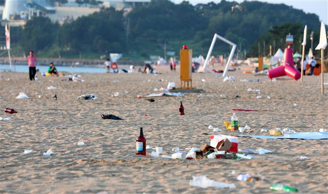 3일 오전 강원도 속초해수욕장 백사장이 전날 피서객들이 버린 쓰레기로 몸살을 앓고 있다. 2019.8.3 뉴스1
