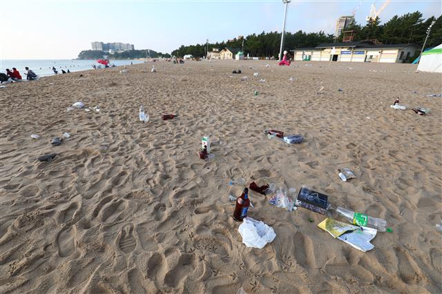 3일 오전 강원도 속초해수욕장 백사장이 전날 피서객들이 버린 쓰레기로 몸살을 앓고 있다. 2019.8.3 뉴스1