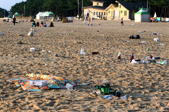 올여름 피서가 절정기에 접어들면서 동해안 해수욕장을 찾는 피서객도 늘어나는 가운데 3일 새벽 강원도 속초해수욕장 백사장에 피서객들이 버린 쓰레기가 널려 있다. 2019.8.3  연합뉴스