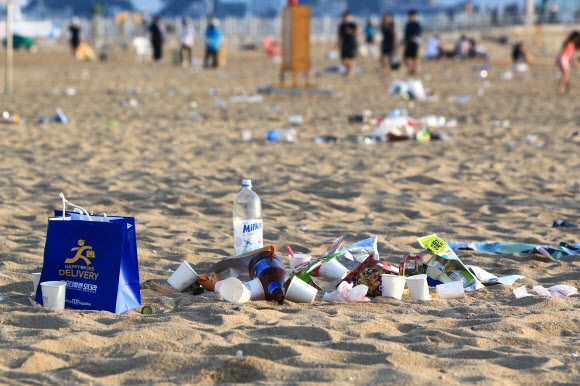 올여름 피서가 절정기에 접어들면서동해안 해수욕장을 찾는 피서객도 늘어나는 가운데 3일 새벽 강원 속초해수욕장 백사장에 피서객들이 버린 쓰레기가 널려 있다. 2019.8.3  연합뉴스