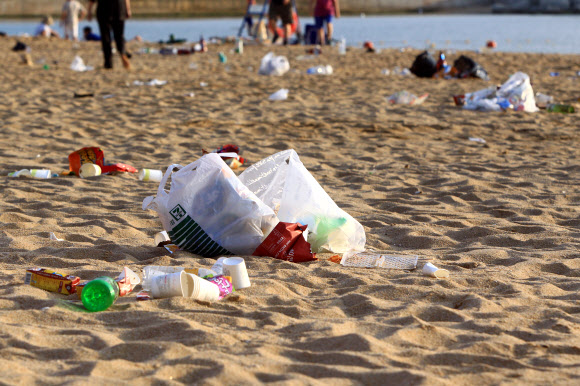 올여름 피서가 절정기에 접어들면서동해안 해수욕장을 찾는 피서객도 늘어나는 가운데 3일 새벽 강원도 속초해수욕장 백사장에 피서객들이 버린 쓰레기가 널려 있다. 2019.8.3  연합뉴스