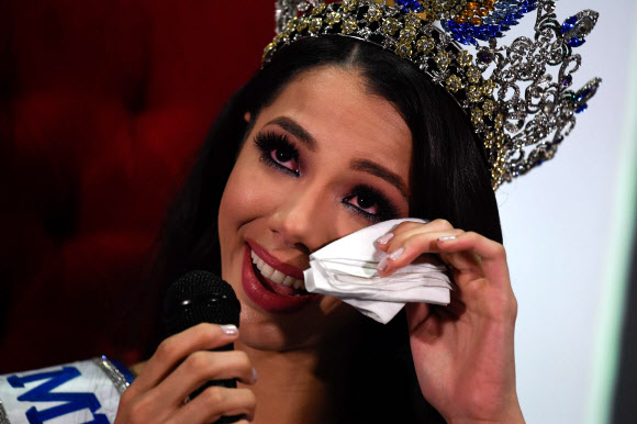 ‘2019 미스 베네수엘라’ 탈리아 올비노가 2일(현지시간) 카라카스에서 열린 기자회견에서 기쁨의 눈물을 흘리고 있다. AFP 연합뉴스