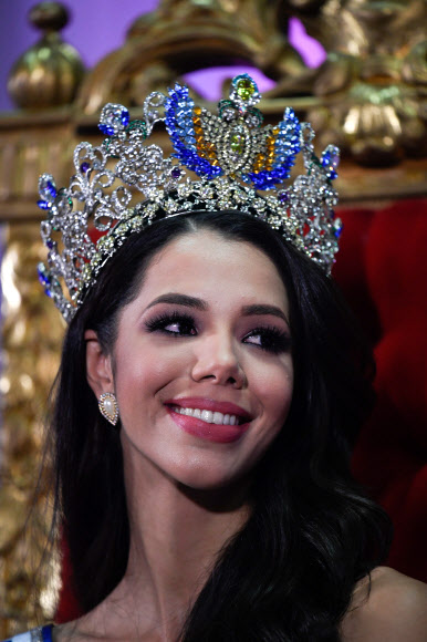 ‘2019 미스 베네수엘라’ 탈리아 올비노가 2일(현지시간) 카라카스에서 열린 기자회견에서 우승 소감을 말하고 있다. AFP 연합뉴스