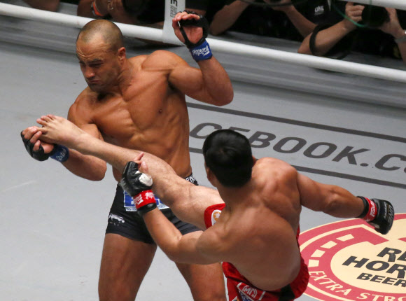 에디 알바레즈가 2일(현지시간) 필리핀 파세이의 몰 오브 아시아 아레나에서 열린 ‘원 챔피언십’ 라이트급 월드 그랑프리 4강전에서 에두아르두 폴리양을 상대로 리어 네이키드 초크승을 거뒀다. AP 연합뉴스