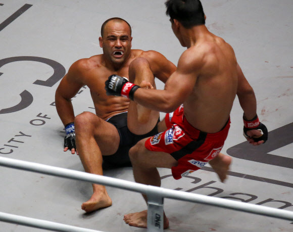 에디 알바레즈가 2일(현지시간) 필리핀 파세이의 몰 오브 아시아 아레나에서 열린 ‘원 챔피언십’ 라이트급 월드 그랑프리 4강전에서 에두아르두 폴리양을 상대로 리어 네이키드 초크승을 거뒀다. AP 연합뉴스