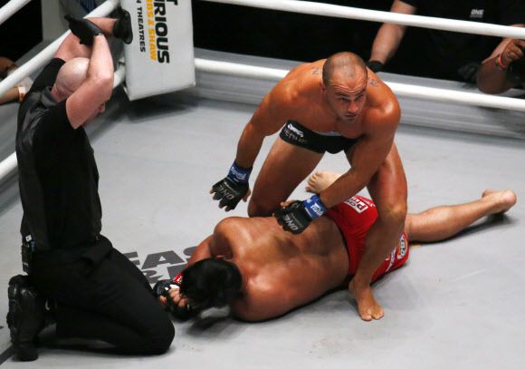에디 알바레즈가 2일(현지시간) 필리핀 파세이의 몰 오브 아시아 아레나에서 열린 ‘원 챔피언십’ 라이트급 월드 그랑프리 4강전에서 에두아르두 폴리양을 상대로 리어 네이키드 초크승을 거뒀다. AP 연합뉴스