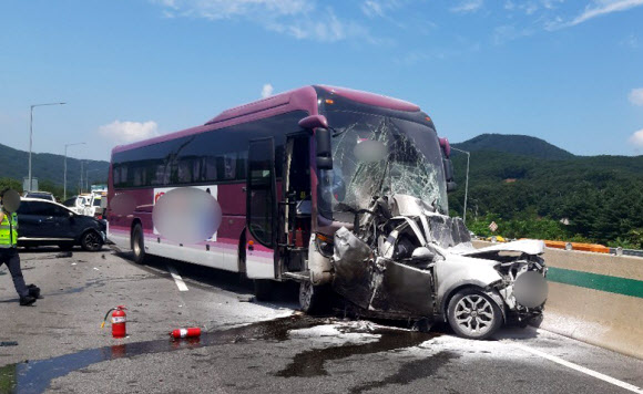 3일 오전 11시 11분께 경기도 광주시 중부고속도로 서이천 방면 광주IC 부근에서 6중 추돌사고가 발생했다. 사고 충격으로 버스와 차량이 크게 훼손됐다. 2019.8.3.  연합뉴스