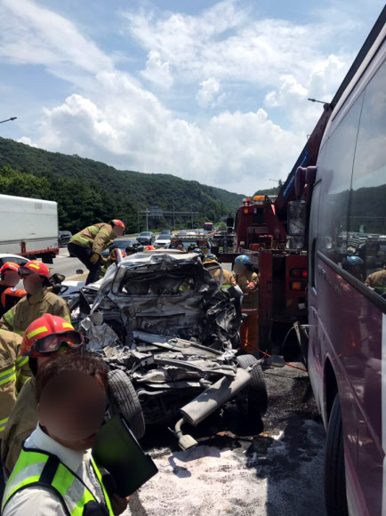 3일 오전 11시 11분께 경기도 광주시 중부고속도로 서이천 방면 광주IC 부근에서 6중 추돌사고가 발생했다. 사고 충격으로 피해 차량이 크게 훼손됐다. 2019.8.3.  경기도소방재난본부 제공