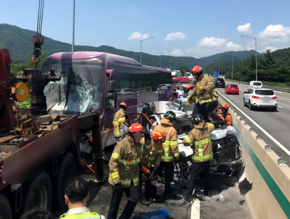 3일 오전 11시 11분께 경기도 광주시 중부고속도로 서이천 방면 광주IC 부근에서 6중 추돌사고가 발생했다. 구조대원이 운전자 등을 구조하는 모습. 2019.8.3.  경기도소방재난본부 제공