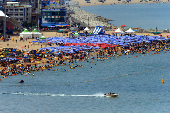 피서가 절정기에 접어든 3일 강원도 속초해수욕장이 피서객들로 붐비고 있다. 2019.8.3  연합뉴스