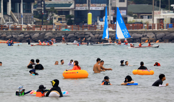 ‘2019 제주 이호테우축제’ 둘째 날인 3일 오후 제주시 이호테우해수욕장을 찾은 피서객들이 물놀이를 하고 있다. 2019.8.3  연합뉴스