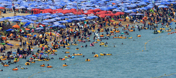 피서가 절정기에 접어든 3일 강원도 속초해수욕장을 찾은 피서객이 물놀이를 즐기고 있다. 2019.8.3  연합뉴스