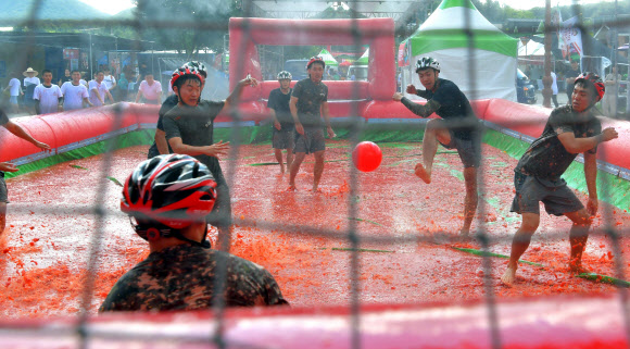 강원 화천군 사내면 문화마을에서 ‘토마토축제’가 한창인 가운데 주말을 맞은 3일 군장병이 토마토축구를 즐기고 있다.  2019.8.3   화천군 제공