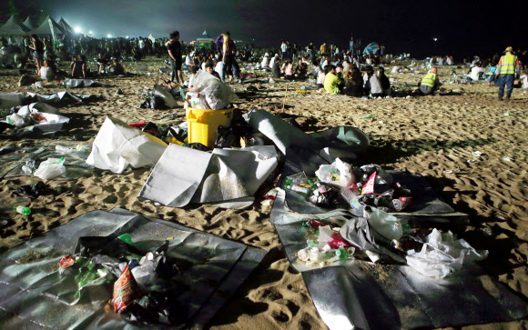 밤사이 쓰레기장으로 변한 백사장
