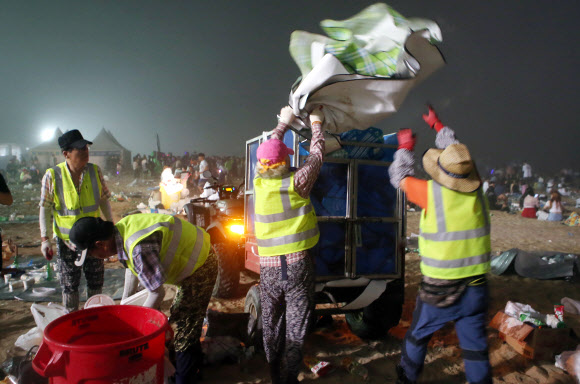 이걸 언제 치우나…고군분투하는 환경미화원