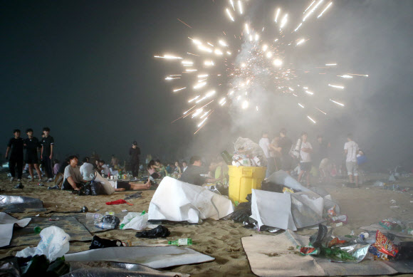 쓰레기에 폭죽까지…무법천지로 변한 해변