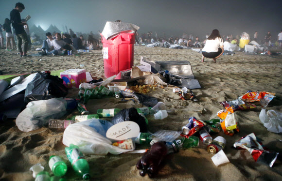 올여름 피서 절정…해변 쓰레기도 절정