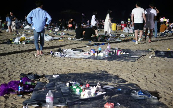 밤사이 쓰레기장으로 변한 백사장