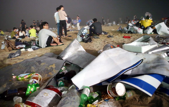올여름 피서 절정…해변 쓰레기도 절정