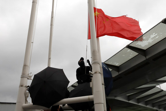 중국 국기 끌어내리는 홍콩 시위대