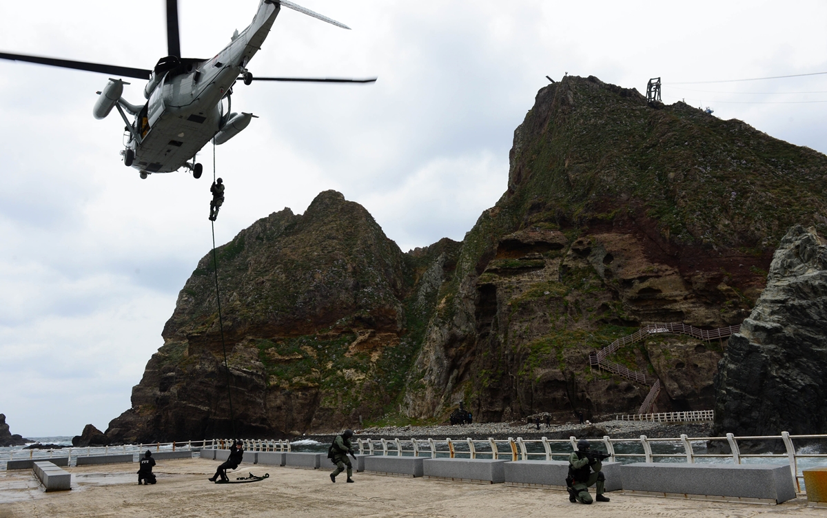 사진은 2013년 10월 25일 오전 해군이 실시한 독도방어훈련에서 해군 특전대대(UDT/SEAL) 및 해양경찰 특공대 대원들이 해군 UH-60 헬기에서 강하하고 있는 모습. 2013.10.25 해군 제공