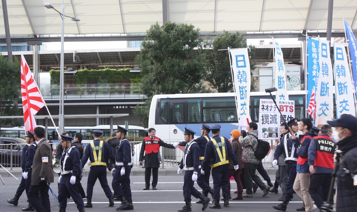 일본 우익 세력이 도쿄역 건물 인근을 지나며 혐한 시위를 벌이고 있다. 2018.12.9  연합뉴스