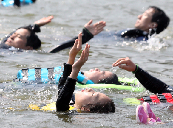 5일 오전 서울 송파구 안심생존수영교육지원센터 한강 실기교육장에서 참석자들이 생존수영을 배우고 있다. 서울시 교육청은 한강에서 생존수영을 배우고자하는 초등학교 3~6학년 학생과 부모님을 대상으로 이날부터 오는 9일까지 교육을 진행한다. 2019. 08.05. 박윤슬 기자 seul@seoul.co.kr