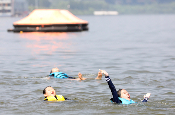 5일 오전 서울 송파구 안심생존수영교육지원센터 한강 실기교육장에서 참석자들이 생존수영을 배우고 있다. 서울시 교육청은 한강에서 생존수영을 배우고자하는 초등학교 3~6학년 학생과 부모님을 대상으로 이날부터 오는 9일까지 교육을 진행한다. 2019. 08.05. 박윤슬 기자 seul@seoul.co.kr