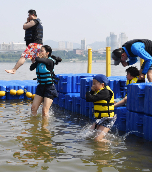 5일  서울 송파구 안심생존수영교육지원센터 한강 실기교육장에서 참석자들이 생존수영을 배우고 있다.서울시 교육청은 한강에서 생존수영을 배우고자 하는 초등학교 3~6학년 학생과 부모님을 대상으로 이날부터 오는 9일까지 교육을 진행한다.2019. 8. 5. 박윤슬 기자 seul@seoul.co.kr