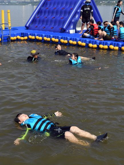 5일  서울 송파구 안심생존수영교육지원센터 한강 실기교육장에서 참석자들이 생존수영을 배우고 있다.서울시 교육청은 한강에서 생존수영을 배우고자 하는 초등학교 3~6학년 학생과 부모님을 대상으로 이날부터 오는 9일까지 교육을 진행한다.2019. 8. 5. 박윤슬 기자 seul@seoul.co.kr
