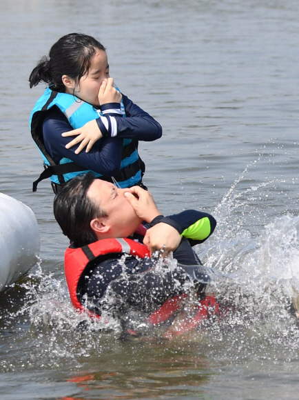 5일  서울 송파구 안심생존수영교육지원센터 한강 실기교육장에서 참석자들이 생존수영을 배우고 있다.서울시 교육청은 한강에서 생존수영을 배우고자 하는 초등학교 3~6학년 학생과 부모님을 대상으로 이날부터 오는 9일까지 교육을 진행한다.2019. 8. 5. 박윤슬 기자 seul@seoul.co.kr