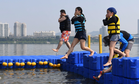 5일  서울 송파구 안심생존수영교육지원센터 한강 실기교육장에서 참석자들이 생존수영을 배우고 있다.서울시 교육청은 한강에서 생존수영을 배우고자 하는 초등학교 3~6학년 학생과 부모님을 대상으로 이날부터 오는 9일까지 교육을 진행한다.2019. 8. 5. 박윤슬 기자 seul@seoul.co.kr