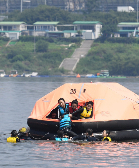5일  서울 송파구 안심생존수영교육지원센터 한강 실기교육장에서 참석자들이 생존수영을 배우고 있다.서울시 교육청은 한강에서 생존수영을 배우고자 하는 초등학교 3~6학년 학생과 부모님을 대상으로 이날부터 오는 9일까지 교육을 진행한다.2019. 8. 5. 박윤슬 기자 seul@seoul.co.kr